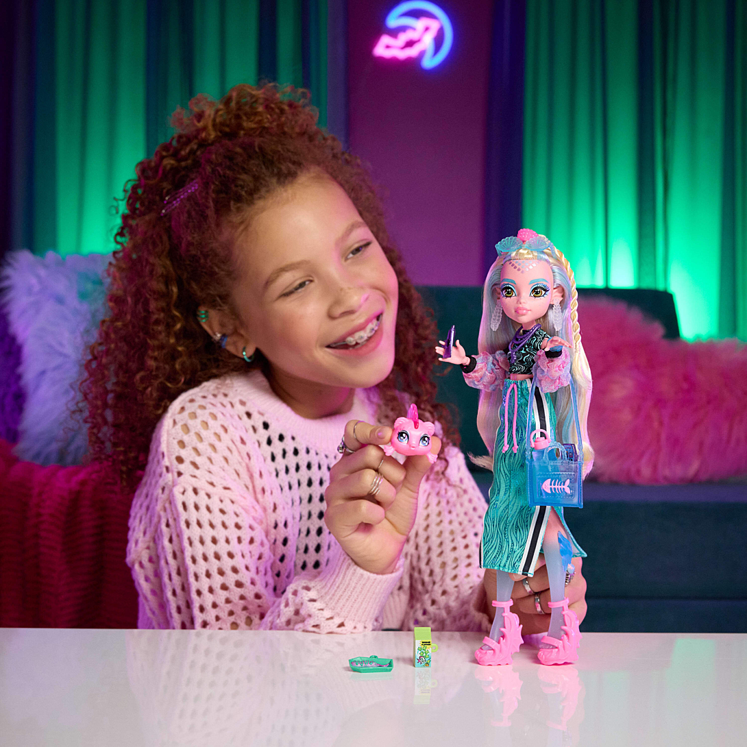 Poupée Monster High HXJ03 – Mercredi Addams, Robe Gothique, Socle Inclus - vue 3